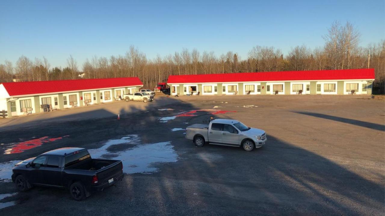 Moose Motel Smooth Rock Falls Экстерьер фото